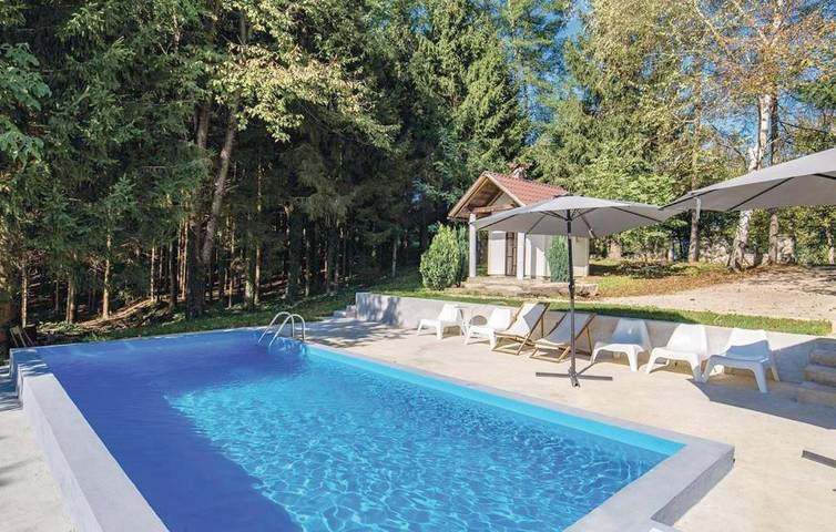 Ferienhaus für 8 Personen, mit Balkon und Whirlpool sowie Terrasse und Garten in Plaški
