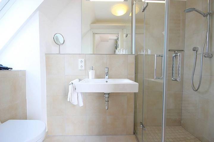 Ganze Wohnung, Tolle Dachgeschosswohnung mit Meerblick und West-Loggia - nur 100 m zum Strand! in Wangerooge