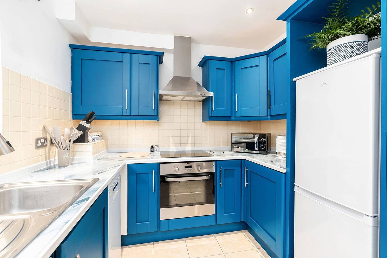 Entire apartment, 20  Off   3 Bed 1 Bath    Free Parking    6 Beds in Sheffield, South Yorkshire