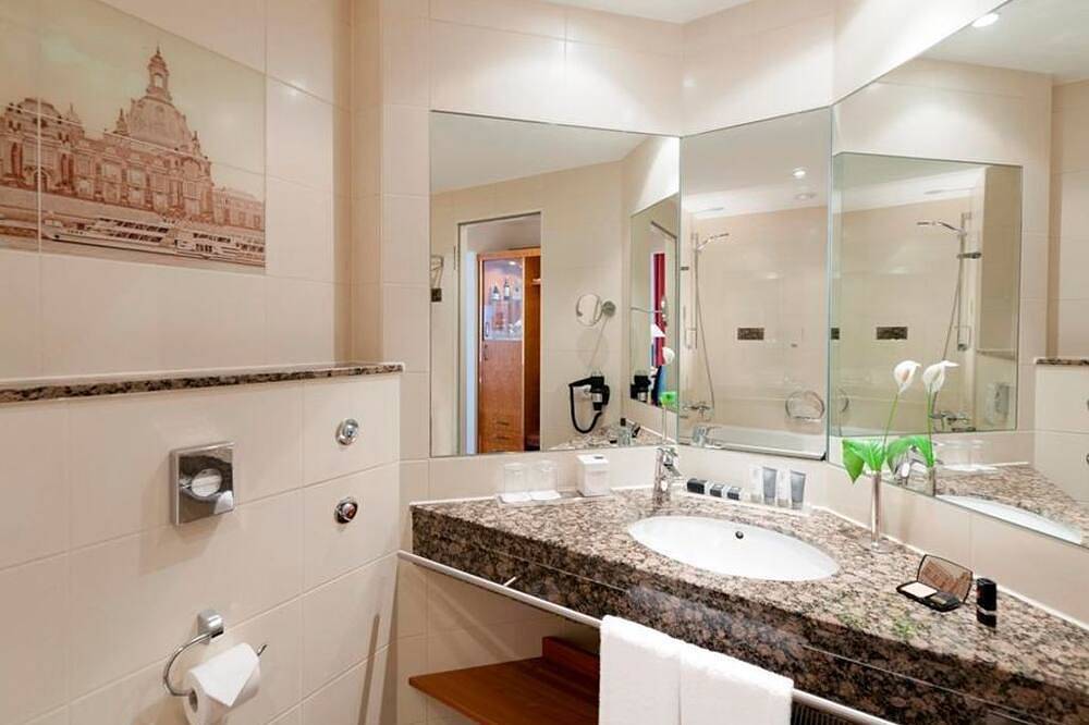 Doppelzimmer Standard, Badewanne - Dorint Hotel Dresden in Altstadt (Dresden), Dresden