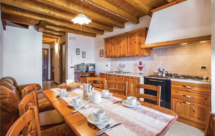 Appartamento intero, Grazioso appartamento 2BR con WiFi e terrazza vicino a Lauco in Lauco, Prealpi Carniche