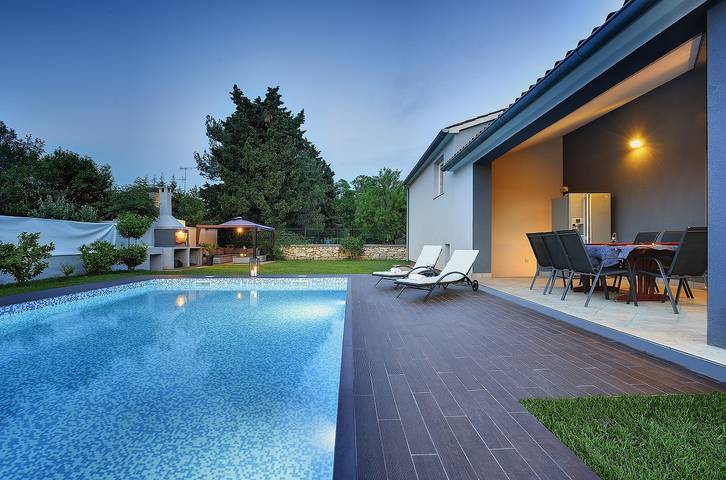 Villa für 9 Personen, mit Terrasse und Garten sowie Pool, mit Haustier in Medulin - 4