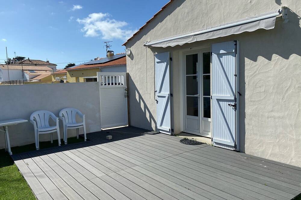 Holiday Home “La Barbâtrine” with Private Terrace, Garden, and Wi-Fi in Barbâtre, Noirmoutier
