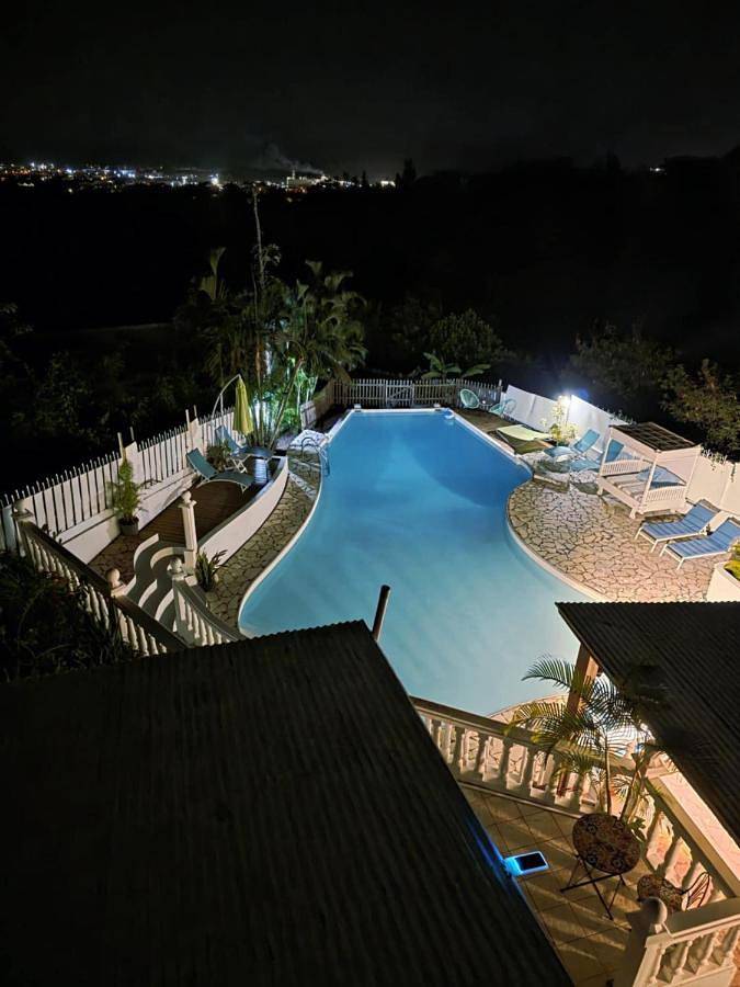 Chambre d’hôte pour 5 personnes, avec jacuzzi et sauna ainsi que jardin et piscine