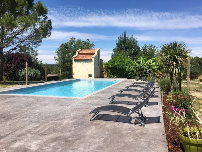 Gîte pour 9 personnes, avec piscine ainsi que jardin et terrasse