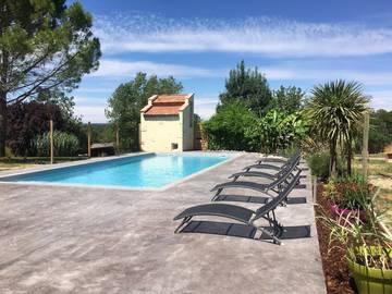 Gîte pour 9 personnes, avec piscine ainsi que jardin et terrasse à Cayriech