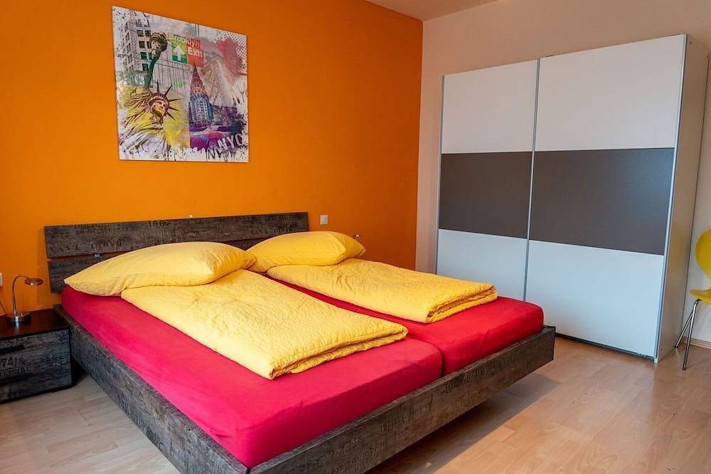 Ganze Wohnung, Große Fewo (ca. 75 m²), ruhig, citynah, Süd-Balkon, kostenfreie Parkplätze, Wifi in Niestetal, Hessisches Bergland