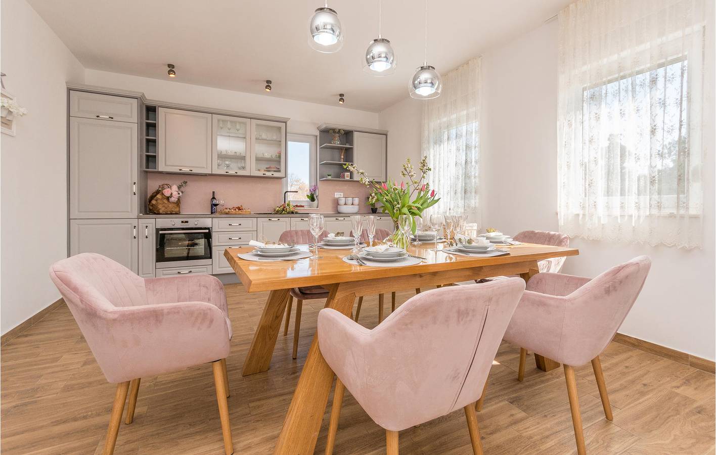 Geräumige 112 m² große Wohnung mit Pool, Terrasse und WLAN in Općina Sveti Filip i Jakov, Zadar