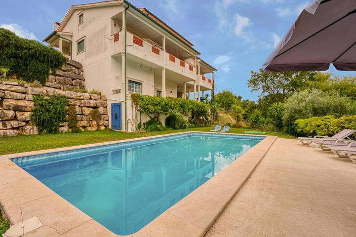 Casa de férias para 4 pessoas, com terraço e vista e ainda piscina and jardim em Ourém