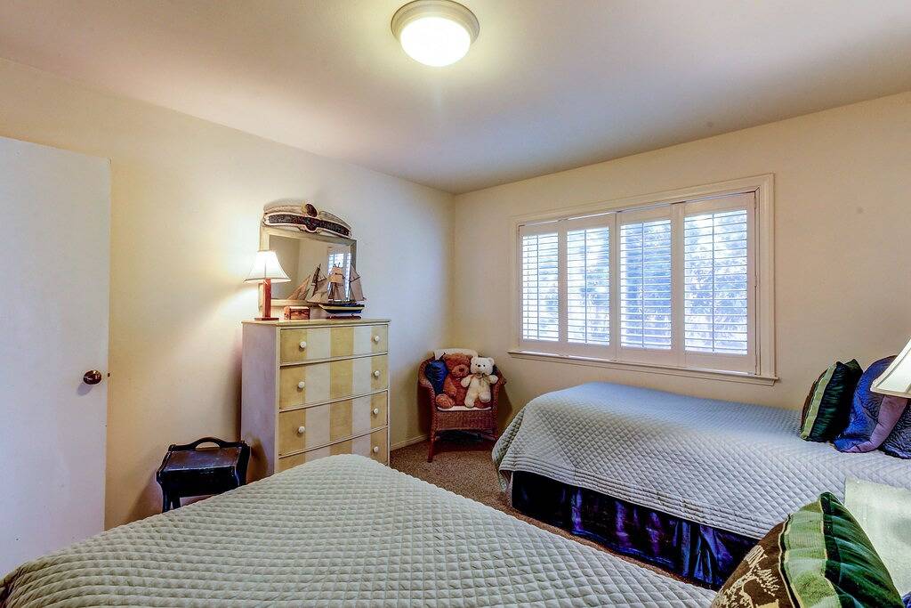 Achten Sie auf Delfine und Wale von diesem Ozean Verleih mit Kamin & Deck in Cayucos, San Luis Obispo County