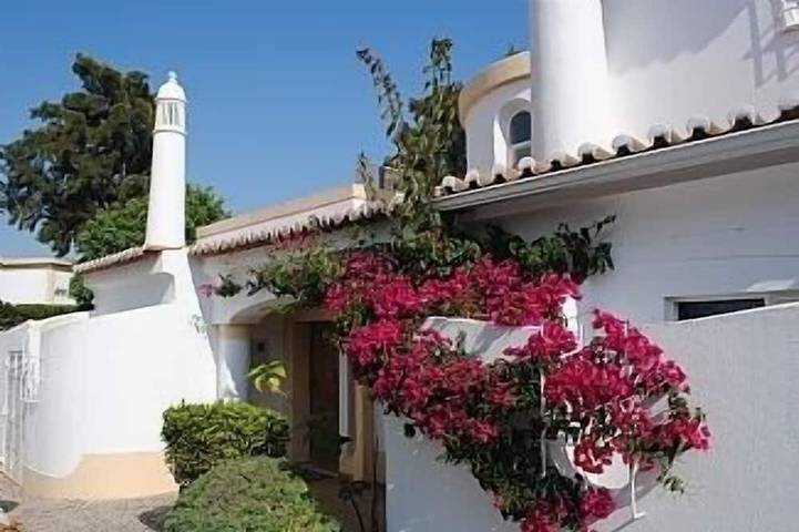 Villa pour 4 personnes, avec piscine ainsi que jardin et terrasse, animaux acceptés - 1