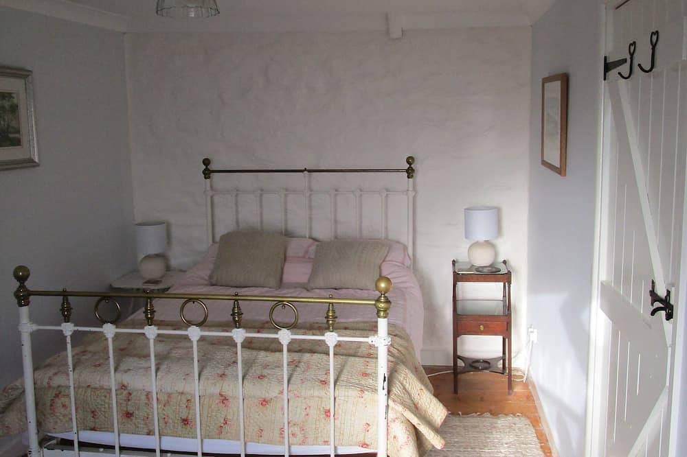 Character cottage in heart of village with stunning estuary view and garden in St Dogmaels, Pembrokeshire