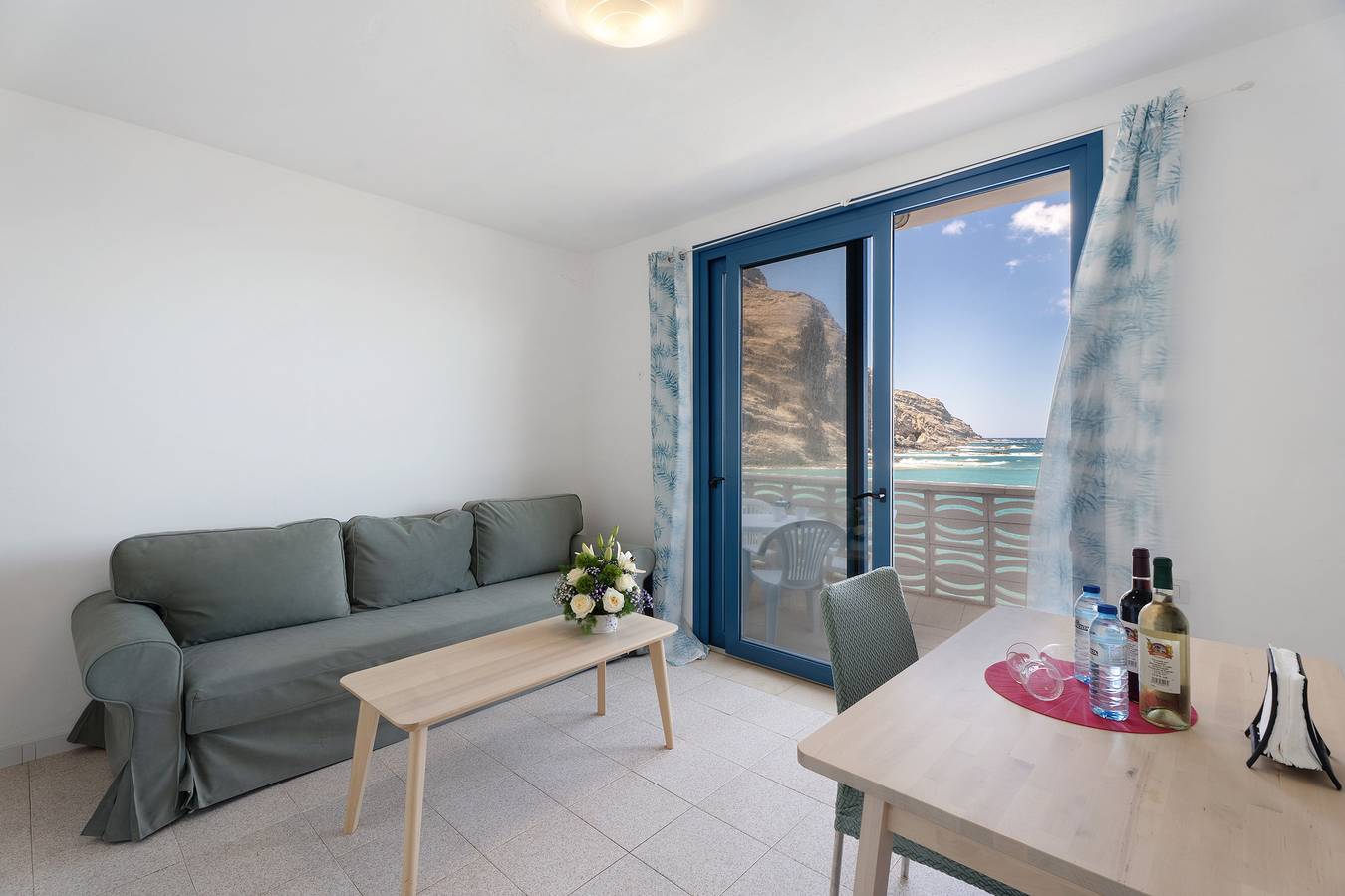 Geheel appartement, Appartement 'Playa Azul - 7' met zeezicht, privéterras en wifi in Alojera, La Gomera