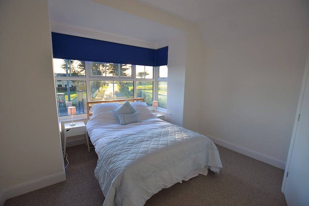 Wonderful 7 bedroom House in Aberdovey,sleeps up to 16, Pet Friendly with garden in Aberdovey, Snowdonia