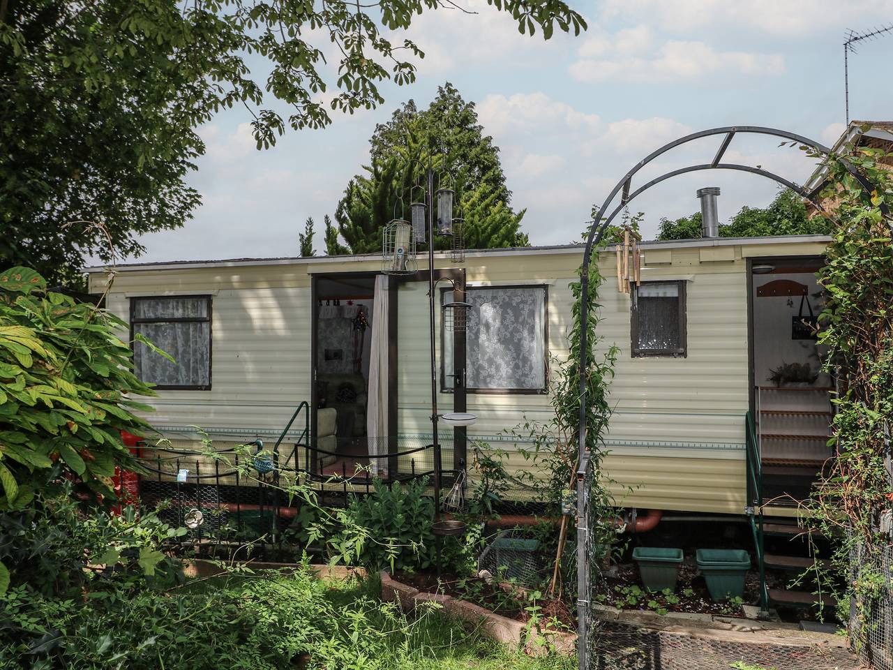 10 Cater Gardens in Worplesdon, Guildford