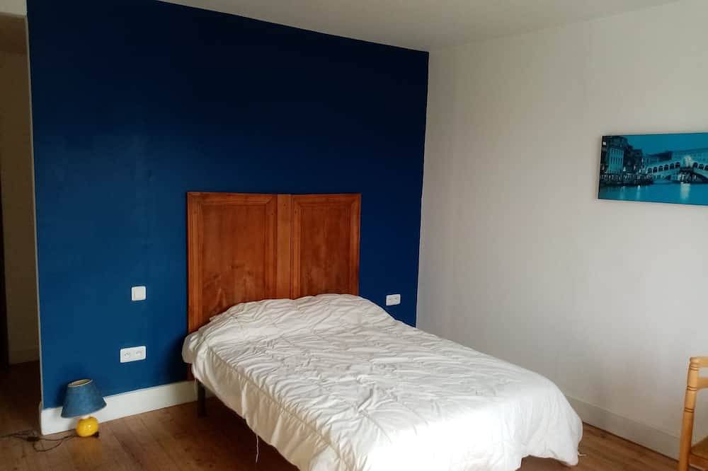 Master bedroom sleeps 4 in Saint-Laurent-Blangy, Arras region