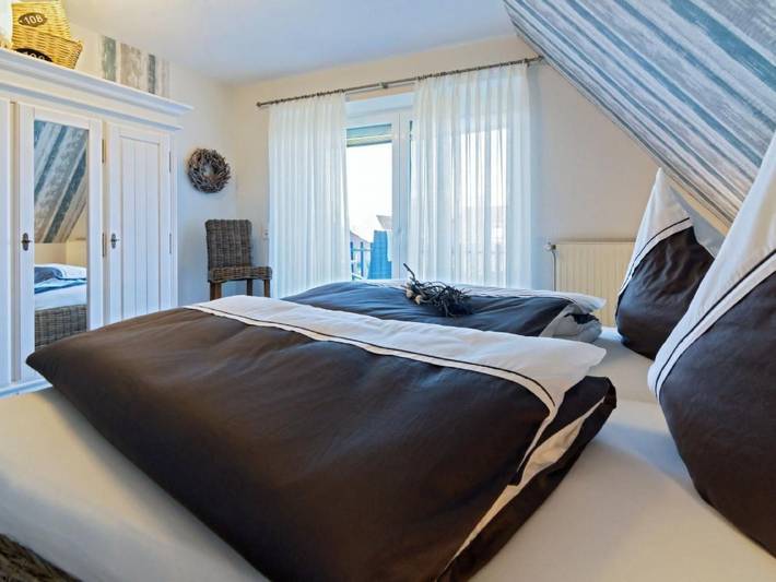 Ferienwohnung für 2 Personen, mit Balkon und Seeblick in Hage - 2