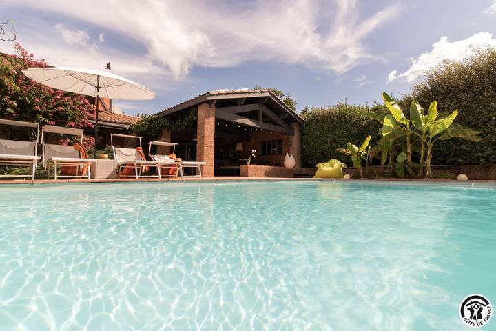 Gîte pour 12 personnes, avec piscine ainsi que terrasse et jardin