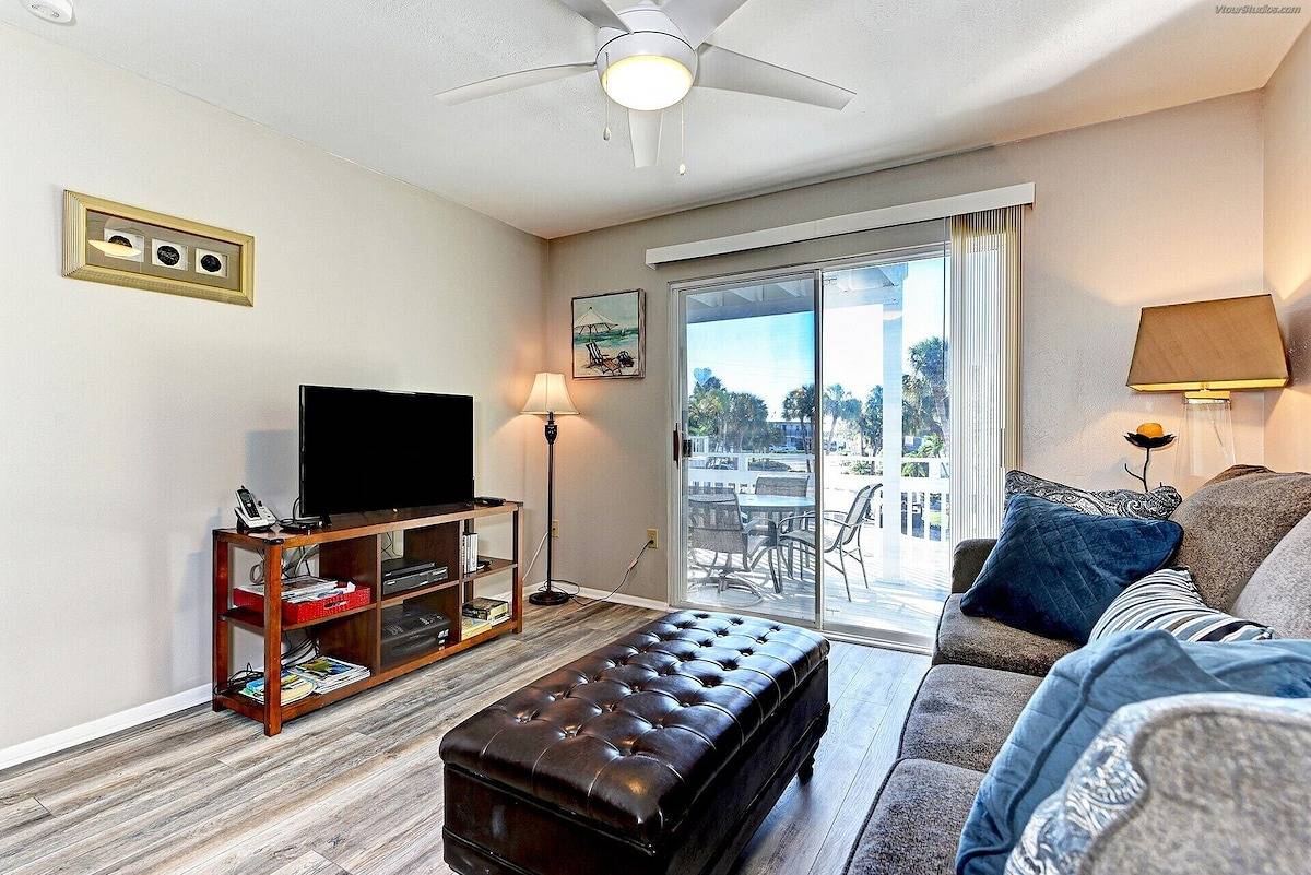 Beautiful 3 Bedroom 2 Bathroom Home Steps from the Beach in Holmes Beach, Anna Maria Island