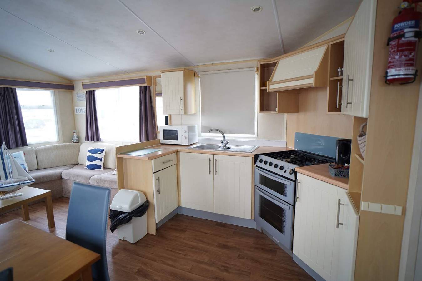 Caravan - Sleeps 8 - Pets Ok - Parking - Site Pool in Heacham, Norfolk Coast