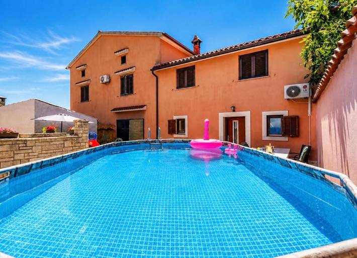 Ferienwohnung für 4 Personen, mit Terrasse und Garten sowie Pool und Ausblick
