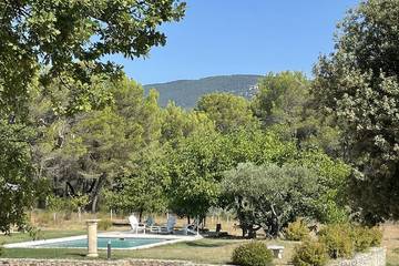Gîte pour 2 personnes, avec terrasse ainsi que sauna et jardin à Peypin-d'Aigues