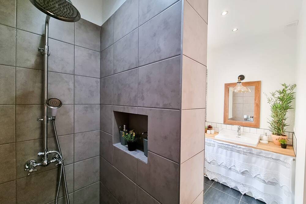 Ganze Wohnung, Serene 1-bedroom apartment with charming balcony in the heart of Giant Mountains in Jelenia Góra, Sudeten (Polen)