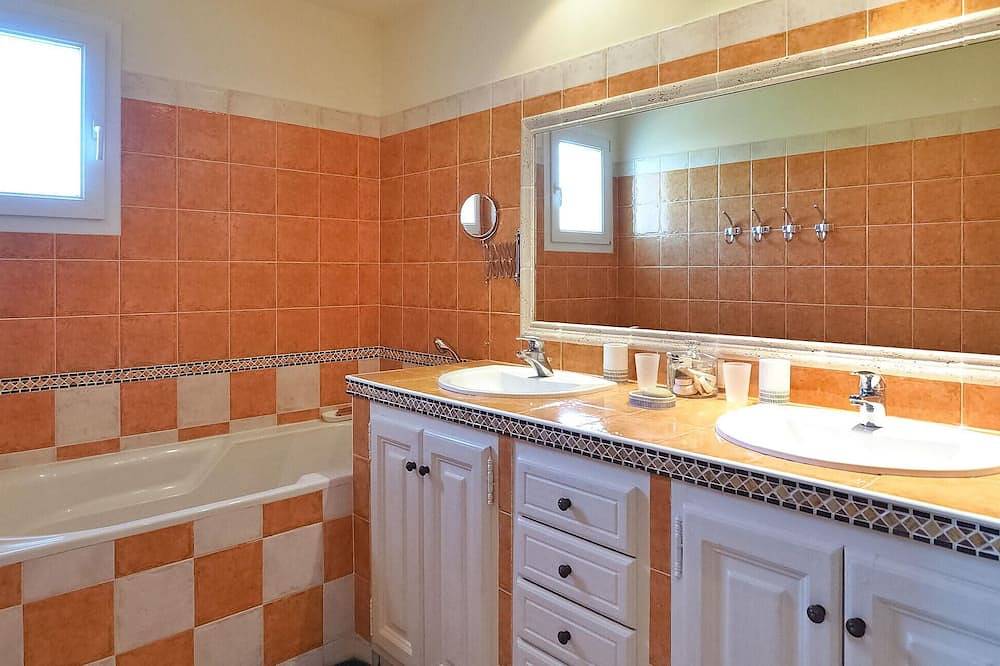 Cozy home in Maussane Les Alpilles in Maussane-les-Alpilles, Arles region