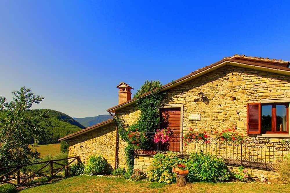 Salt Water Pool, Spectacular Scenery, Mountain View in Caprese Michelangelo, Valtiberina