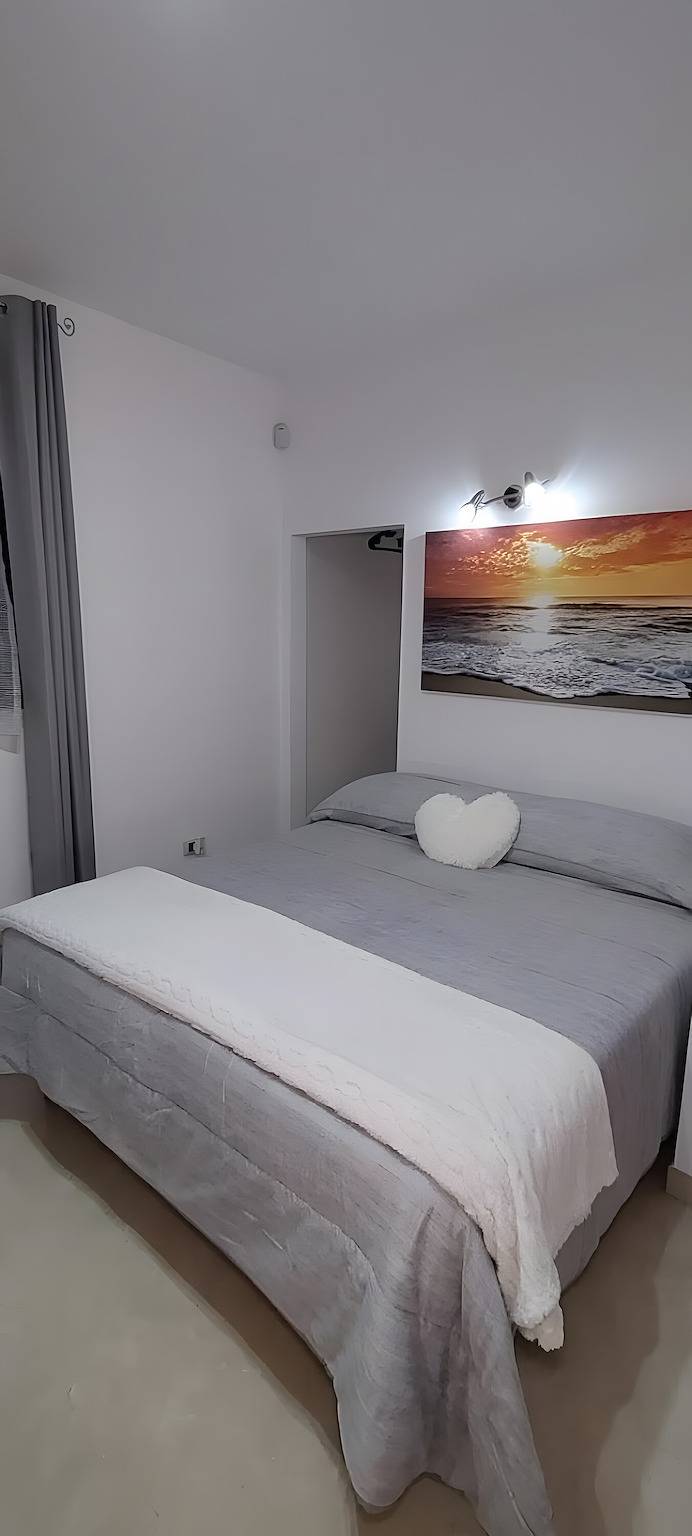 Apartamento entero, Apartamento 'L'aurora' con terraza compartida, Wi-Fi y aire acondicionado in San Vito dei Normanni, Salento