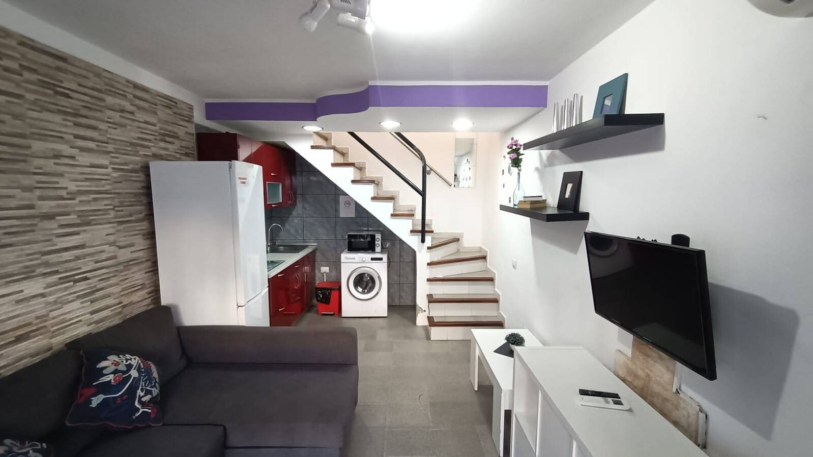 Entire apartment, Holiday Home Dunaflor Gemelo 1 with Shared Pool, Terrace & Wi-Fi in Campo Internacional, San Bartolomé de Tirajana