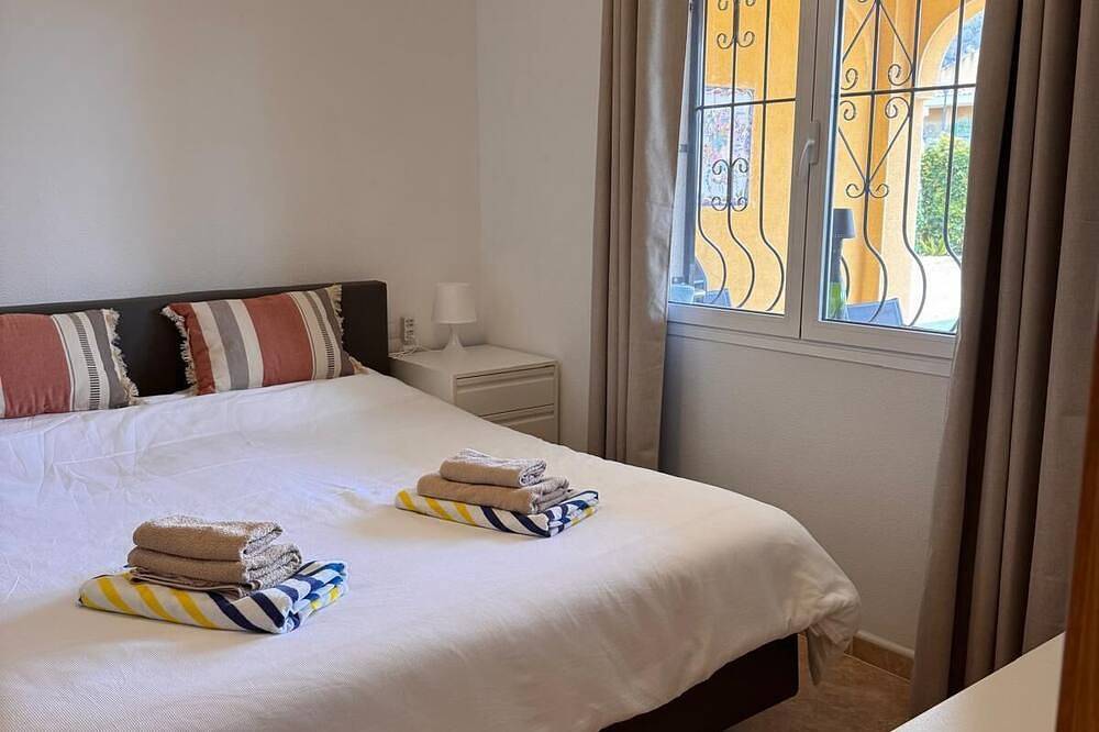 Stylish villa for 6 with private pool in quiet Busot. in Busot, Costa Blanca