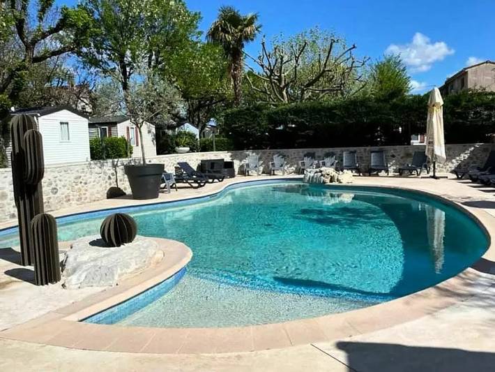 Camping pour 4 personnes, avec bassin pour enfant à Salavas