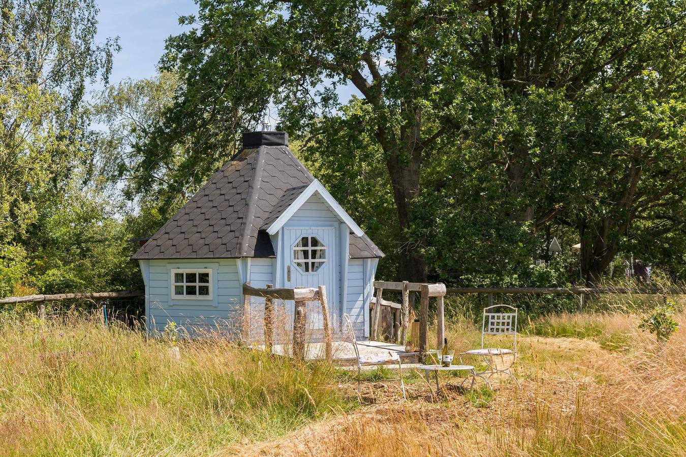 Entire apartment, Spectacular Glamping Cabin in the Woods-Cotswolds - Pass the Keys in Moreton-in-Marsh, Warwickshire