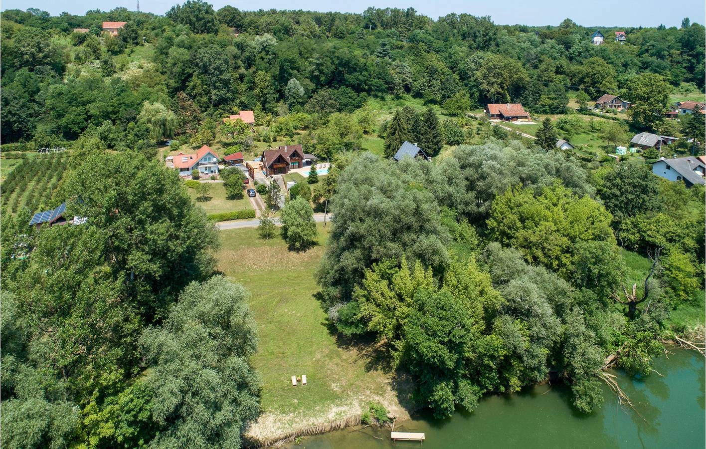Schickes Apartment mit 2 Schlafzimmern, Pool, Terrasse und WLAN in der Nähe des Strandes von Petrinjsko in Sisak-Moslavina