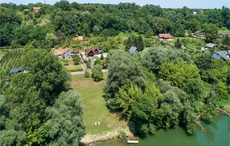 Schickes Apartment mit 2 Schlafzimmern, Pool, Terrasse und WLAN in der Nähe des Strandes von Petrinjsko in Sisak-Moslavina