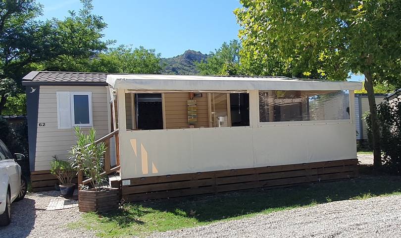 Mobil home pour 4 personnes, avec terrasse ainsi que jacuzzi et piscine, animaux acceptés - 1