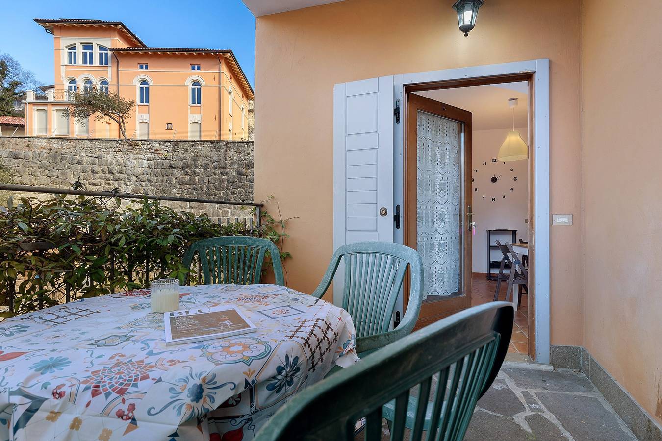 Apartamento entero, Villa G, apartamento con vistas al lago, jardín privado y Wi-Fi in Torbole, Nago-Torbole