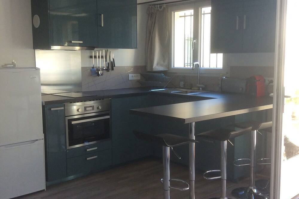 Independent house with 2 small terraces 15 minutes walk from the beach in Martigues, Istres und Umgebung