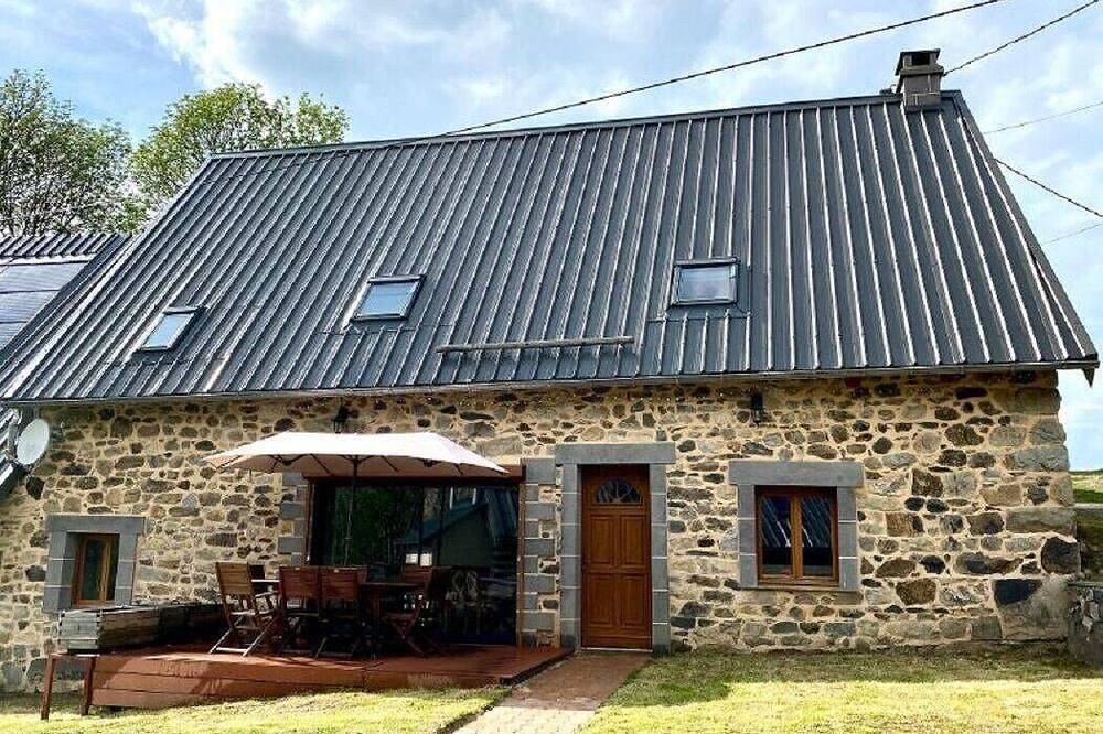 Cottage Les Nougats - Sleeps 8 in Saint-Donat, Parque Natural Regional Volcans d'Auvergne