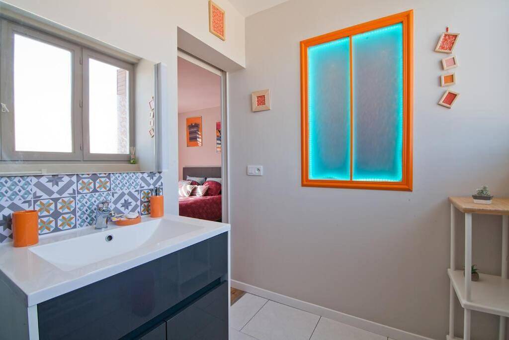 Appartement entier, One-Bedroom Apartment in Saint-Julien-les-Villas, Aube
