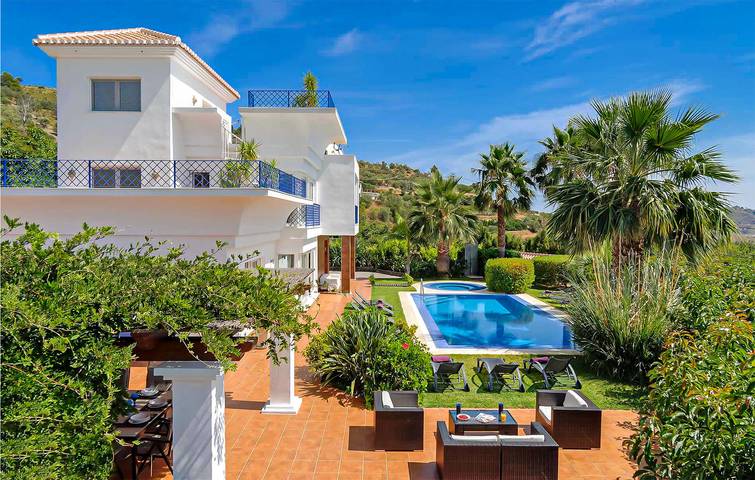 Apartamento con terraza junto a la piscina, aire acondicionado e Internet. in Canillas de Albaida, Provincia de Málaga