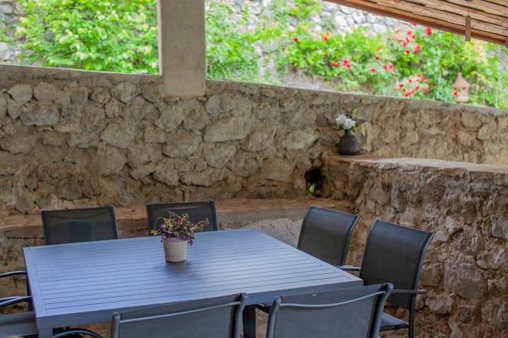 Location de vacances pour 8 personnes, avec terrasse ainsi que vue et jardin à Ponet-et-Saint-Auban - 4