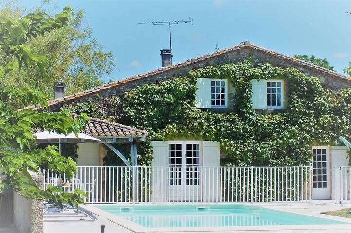 Location de vacances pour 8 personnes, avec jardin à Capdrot