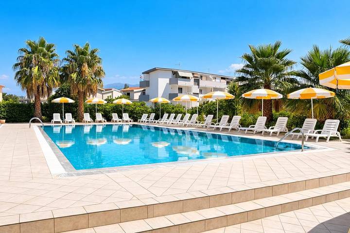 Appartamento per 2 persone, con Balcone e Idromassaggio nonché Terrazza e Giardino a Santa Maria del Cedro