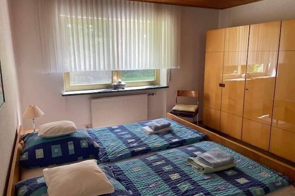 Ganze Wohnung, Große Ferienwohnung für 2 - 3 Personen, 80qm, 2 Schlafzimmer, überdachte Terrasse in Saaldorf-Surheim, Rupertiwinkel
