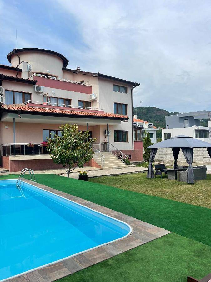 Villa pour 14 personnes, avec jacuzzi ainsi que jardin et piscine en Bulgarie - 2