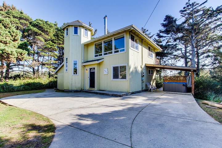 Vacation house for 6 people, with terrace and hot tub as well as yard, with pets - 1