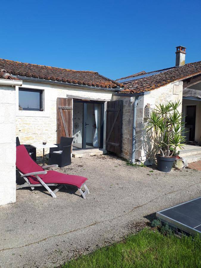 Location de vacances pour 2 personnes, avec vue et jardin ainsi que terrasse et piscine, animaux acceptés à Damvix - 3