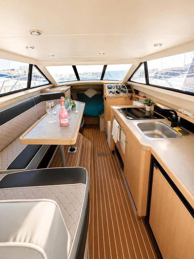 Bateau pour 3 personnes, avec Terrasse et Vue dans Office De Tourisme Et Des Congres De Mandelieu - 3